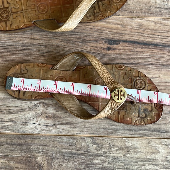 Tory Burch Leather Thong Thora Sandals Embossed Gold Hardware 7 - Picture 7 of 7